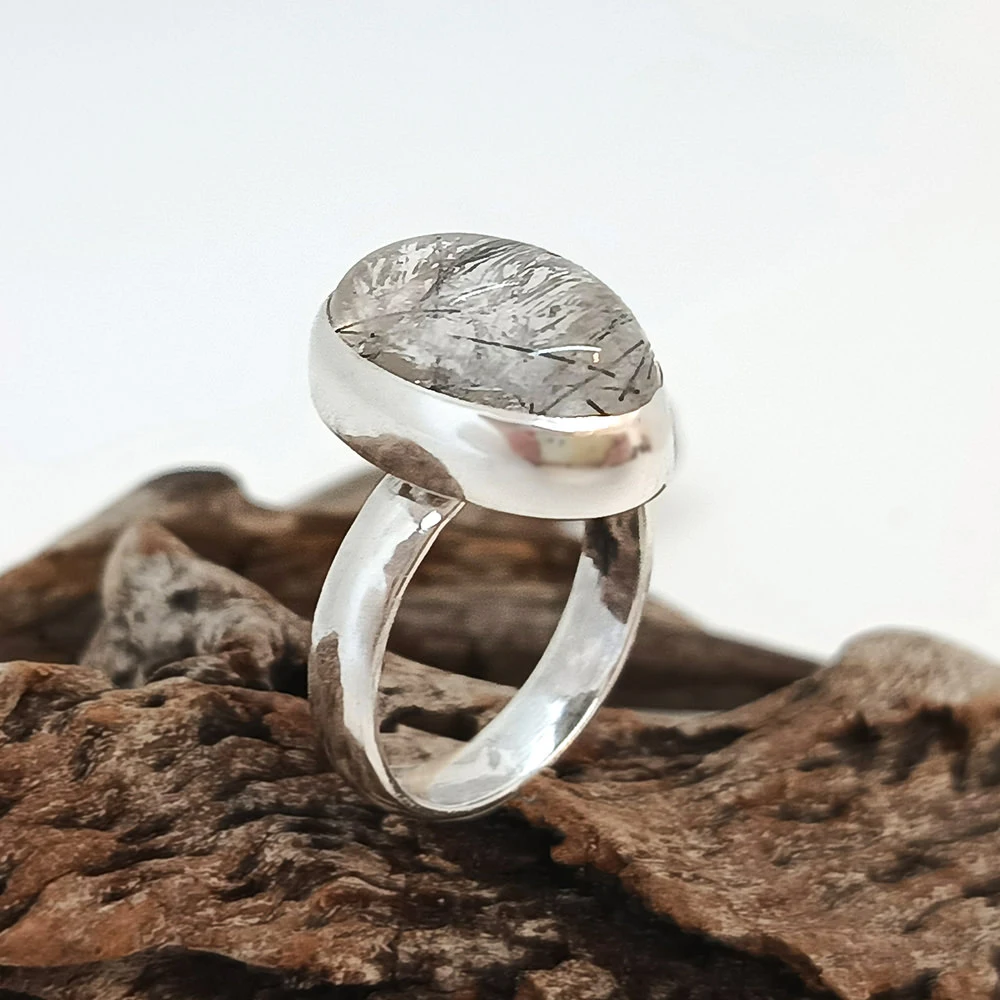 Anillo minimalista en plata 925 con cuarzo rutilado. Elegancia sutil de diseño.
