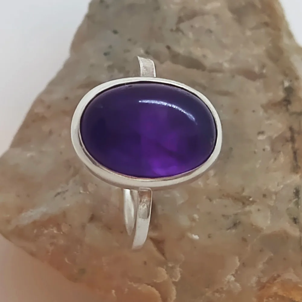 Anillo de plata minimalista con piedra natural Amatista. Anillo minimalista de plata con engarce de piedra natural Amatista violeta.