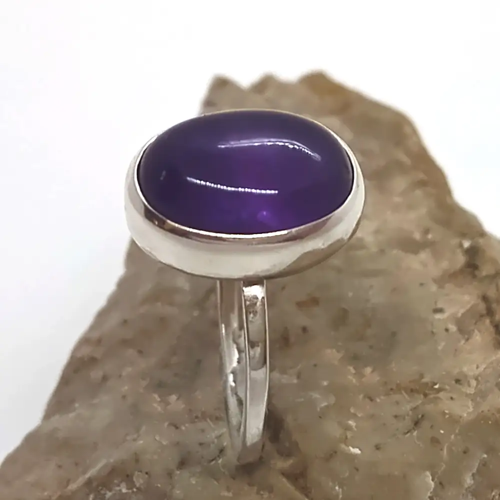 Anillo de plata minimalista con piedra natural Amatista. Anillo minimalista de plata con engarce de piedra natural Amatista violeta.