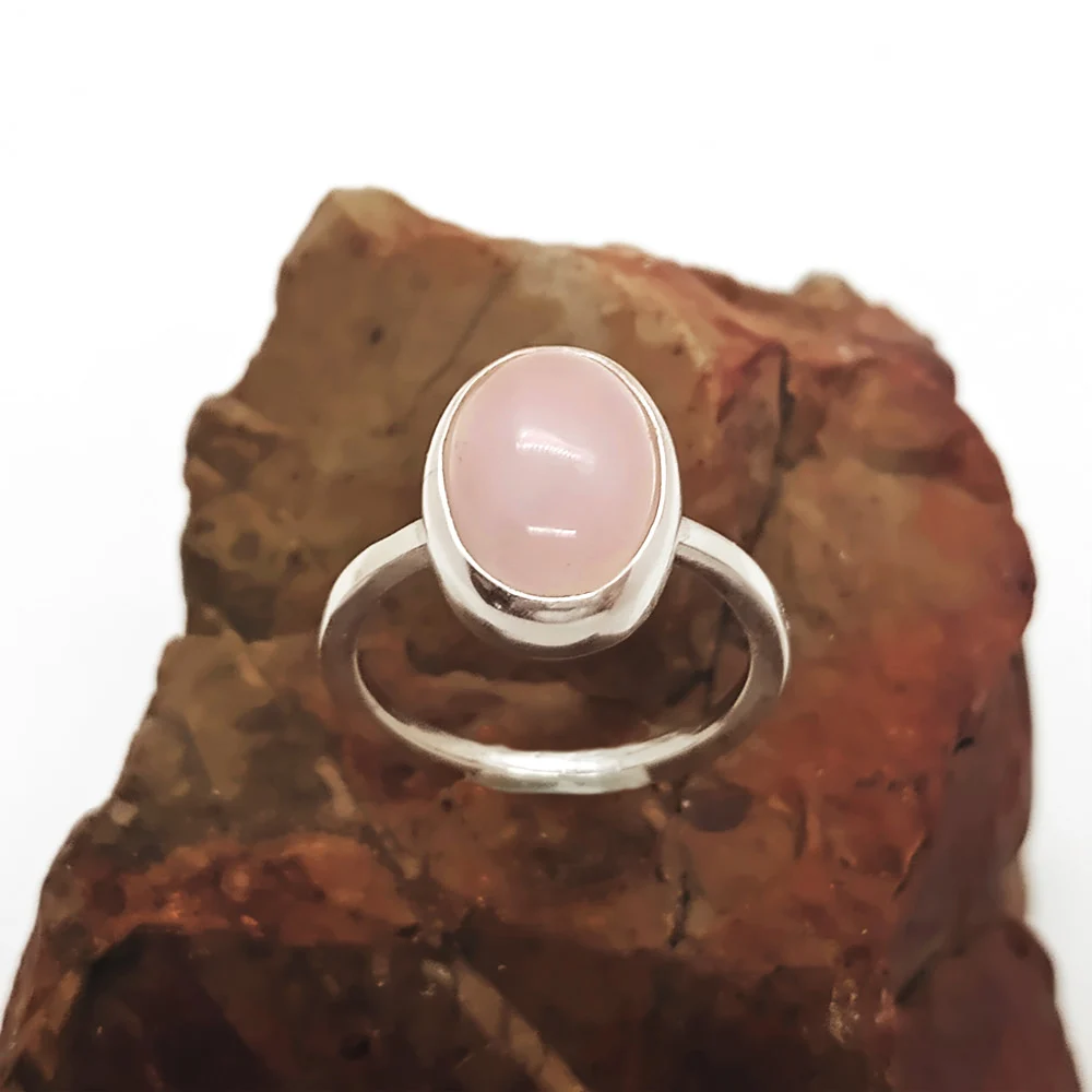 Anillo minimalista de plata con piedra natural Cuarzo Rosa sutíl y delicado.