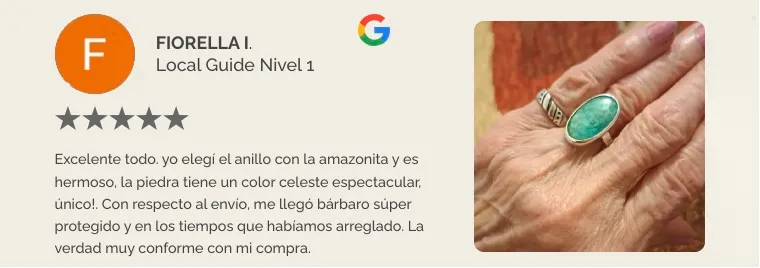 Colección Minimal | Joyas de Autor - Rara Avis Anillo de diseño minimalista con piedra natural Amazonita - Rara Avis en mano de cliente