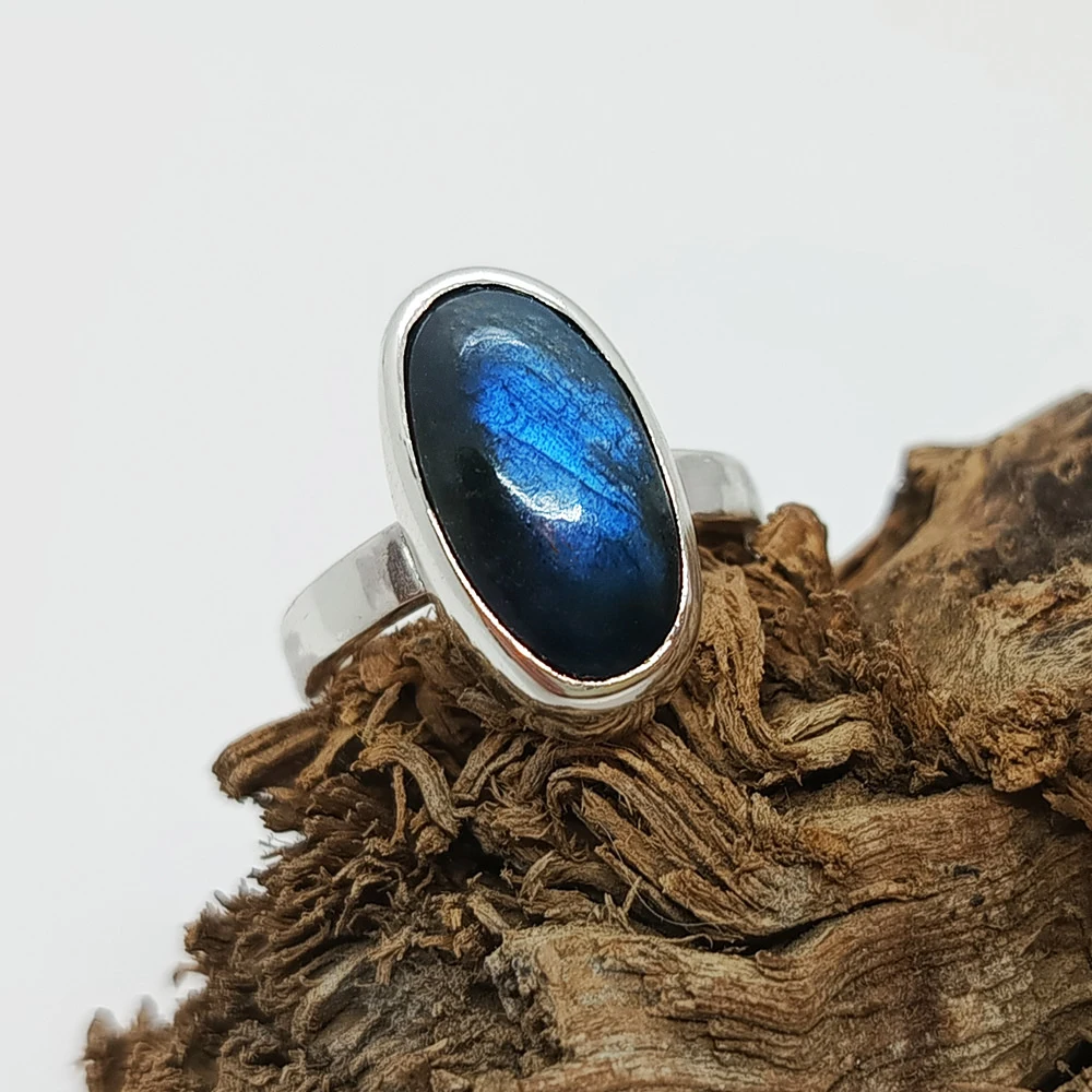 Anillo de plata minimalista con piedra natural Labradorita azul. Pieza de joyería de autor minimalista en plata con engarce de piedra natural Labradorita con reflejos azules
