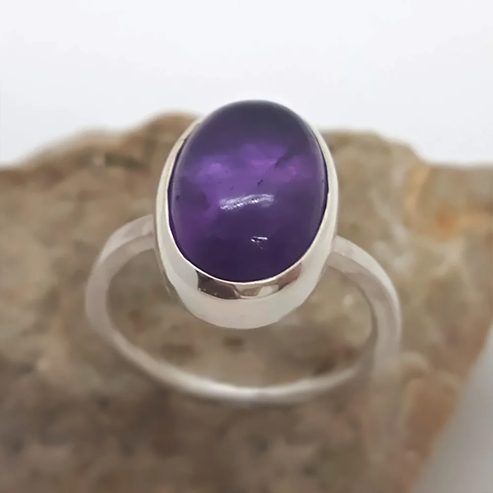 Anillo Amatista Minimalista Anillo minimalista en plata 925 con amatista. Diseño sutil con piedras seleccionadas.