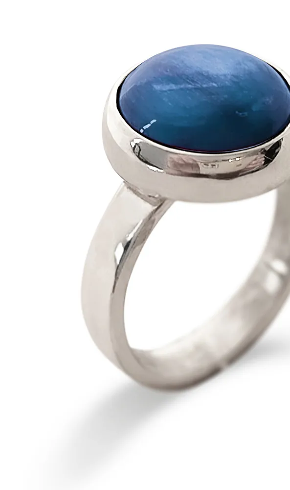 Anillo de Plata 925 con Cianita Azul - Rara Avis Anillo minimalista de autor hecho a mano en plata 925 con piedra cianita azul redonda.