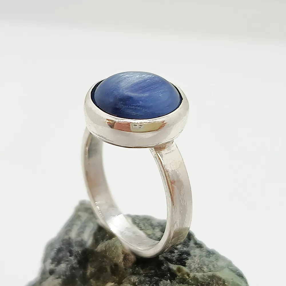 Anillo Cianita Azul Minimalista Anillo minimalista en plata 925 con cianita azul. Sofisticación sutil para todo momento.