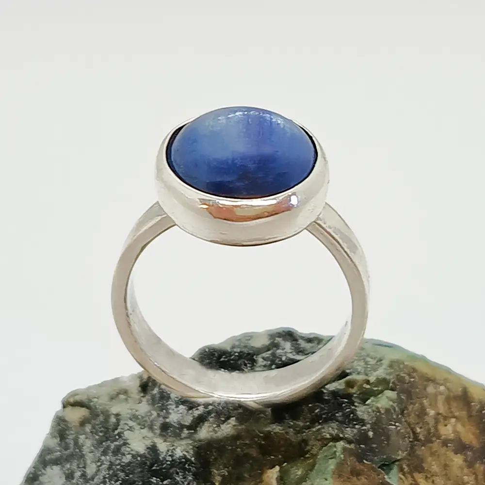 Anillo único hecho a mano de diseño minimalista con piedra natural Cianita Azul, montura en plata.