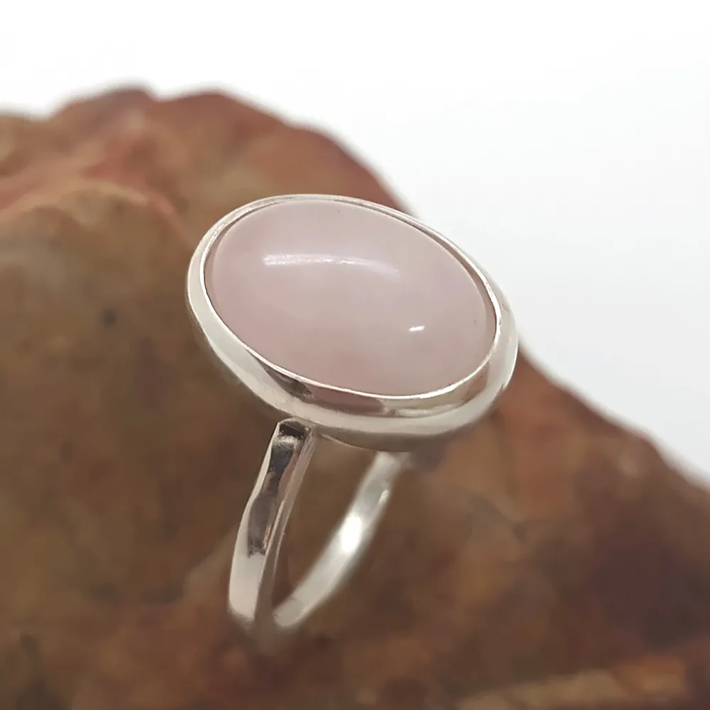 Anillo Cuarzo Rosa Minimalista Anillo minimalista en plata 925 con cuarzo rosa. Estética sutil y refinada.