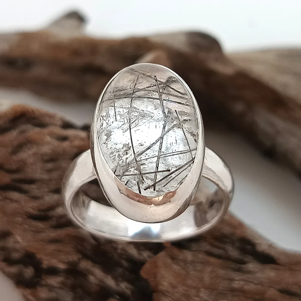 Anillo Cuarzo Rutilado Minimalista Anillo minimalista en plata 925 con cuarzo rutilado. Elegancia sutil de diseño.