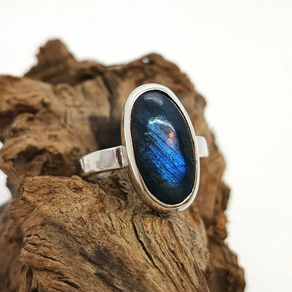 Anillo Labradorita Azul Minimalista Anillo minimalista en plata 925 con labradorita azul. Estilo sutil de calidad premium.