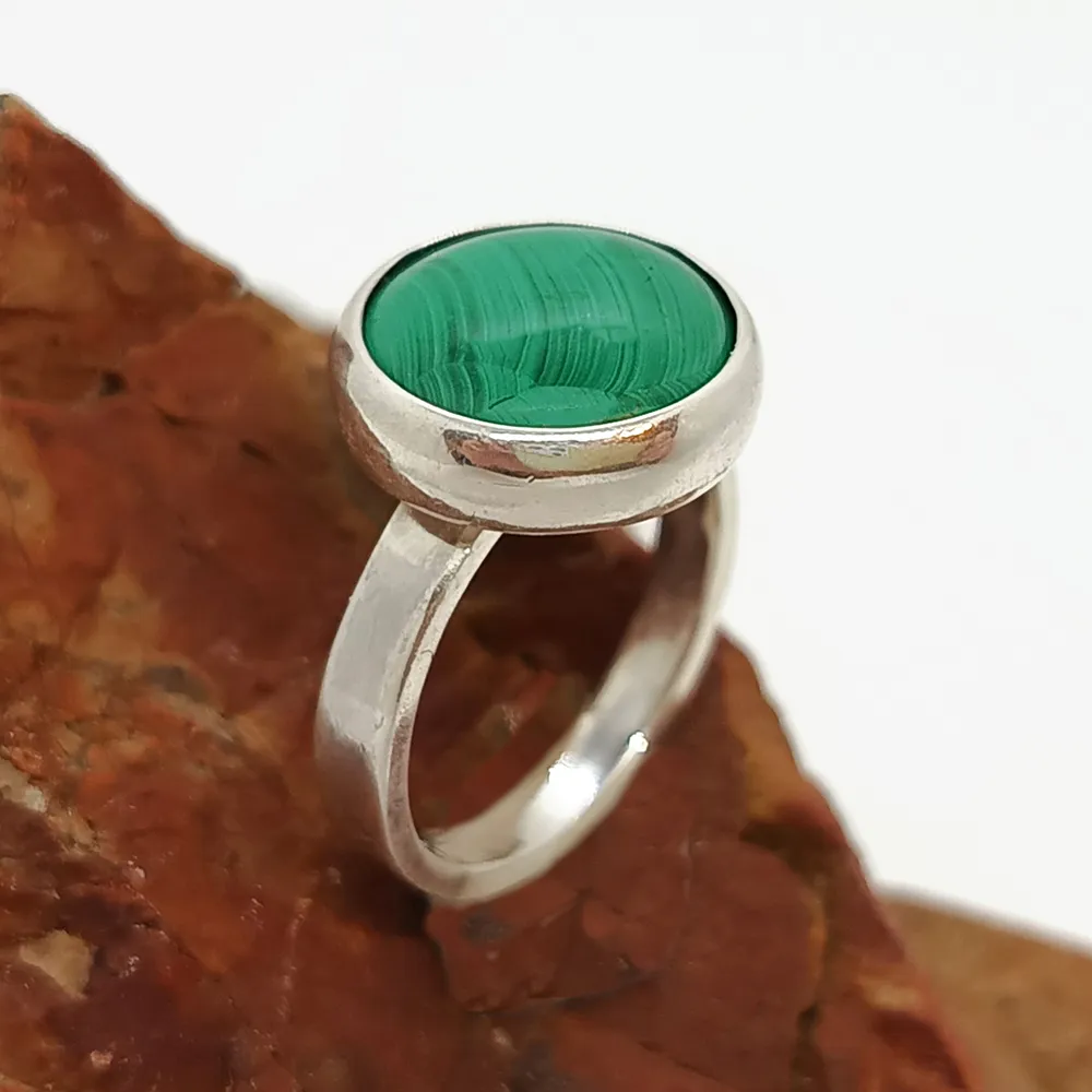 Anillo Malaquita Minimalista Anillo minimalista en plata 925 con malaquita. Diseño sutil con piedras naturales.