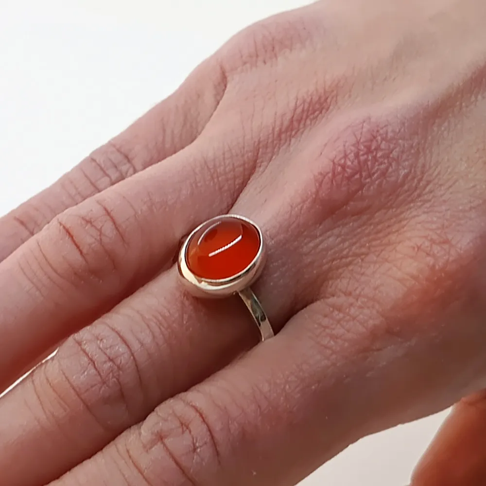 Anillo con piedra natural para uso diario - Rara Avis - Joyería de Autor Anillo de diseño de autor Rara Avis, pieza minimalista para acompañar tu estilo cotidiano.