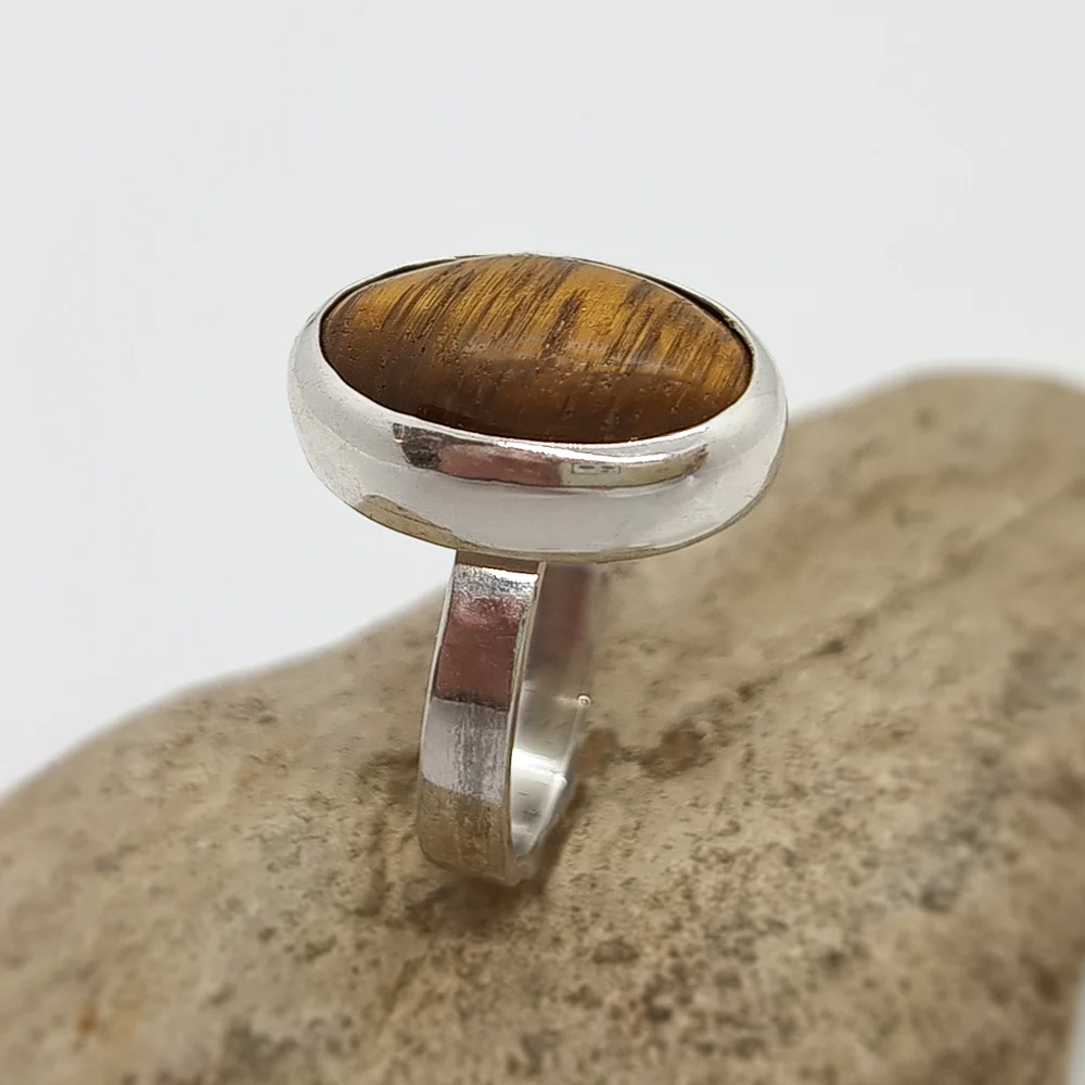 Anillo minimalista de plata con piedra natural Ojo de Tigre. Anillo minimalista en plata 925 con ojo de tigre. Elegancia sutil para uso cotidiano.