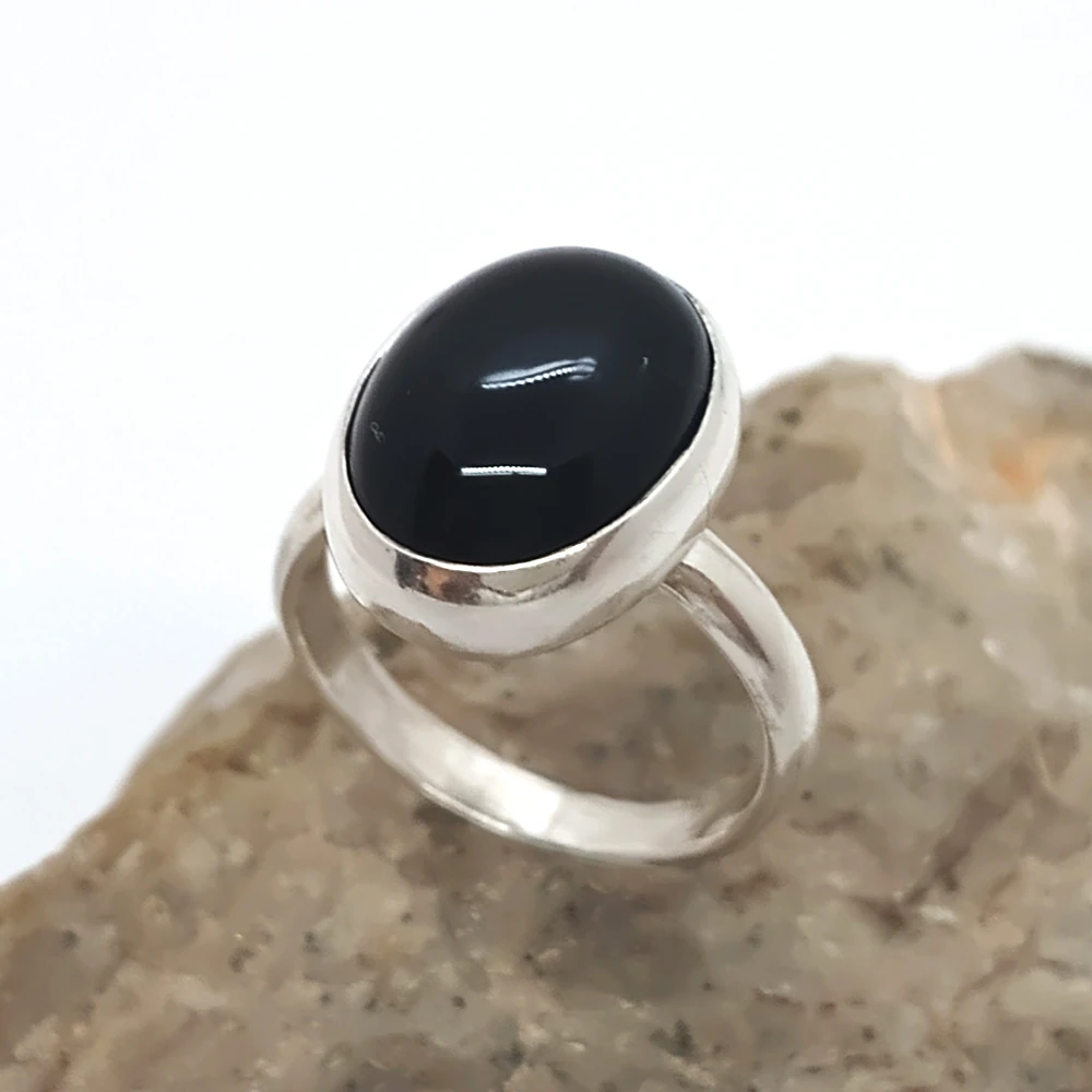 Anillo Ónix Negro Minimalista Anillo minimalista en plata 925 con ónix negro. Diseño sutil de alto contraste.