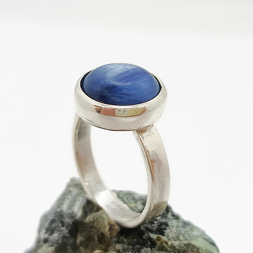Anillo minimalista de plata con piedra natural Cianita Azul. Anillo único hecho a mano de diseño minimalista con piedra natural Cianita Azul, montura en plata.