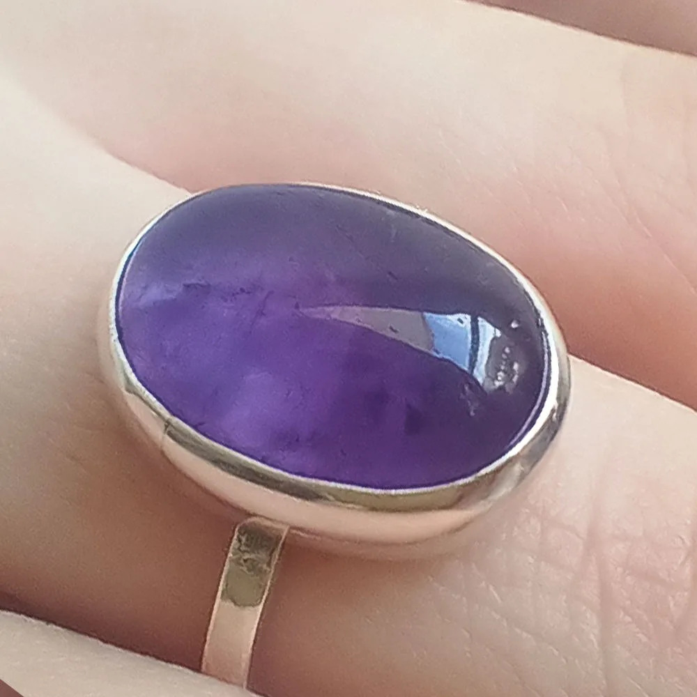 Anillo de plata minimalista con piedra natural Amatista. Rara Avis Joyas Anillo minimalista hecho a mano de plata con engarce de piedra natural Amatista violeta. Primer plano
