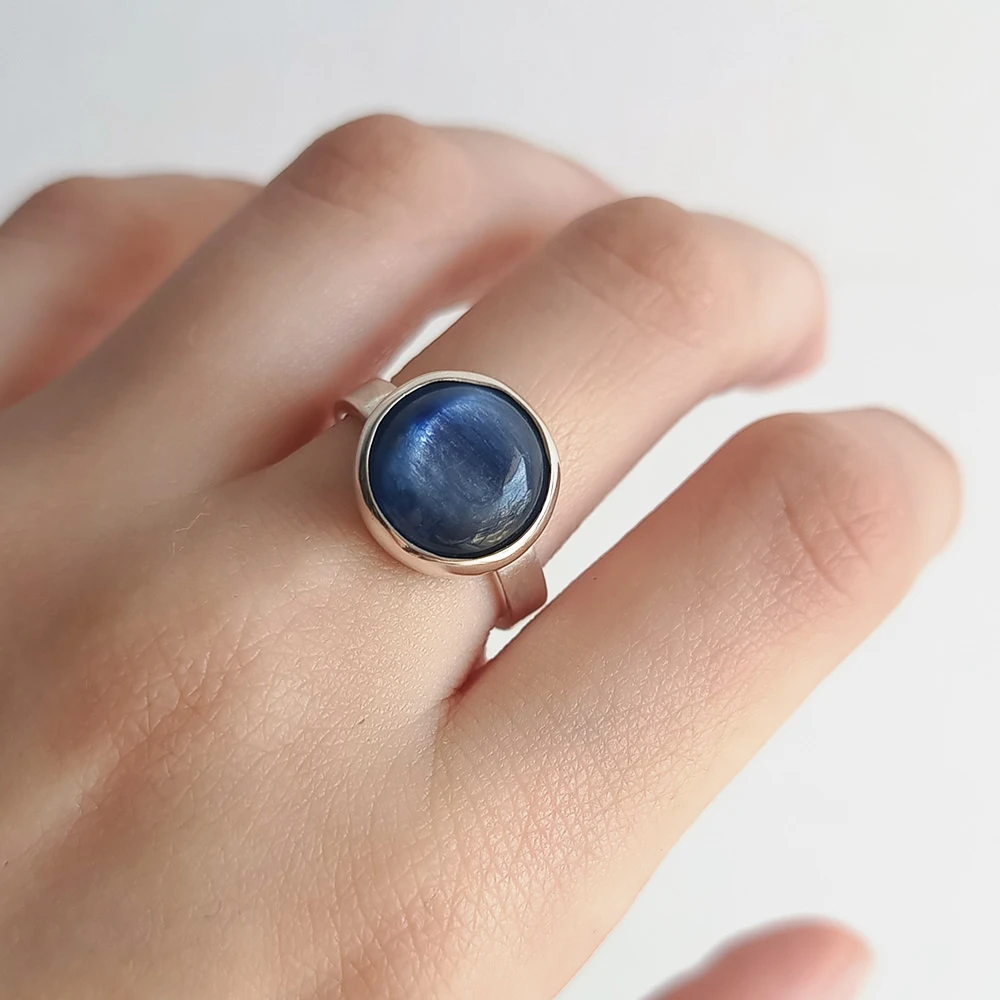 Anillo único hecho a mano de diseño minimalista con piedra natural Cianita Azul, montura en plata