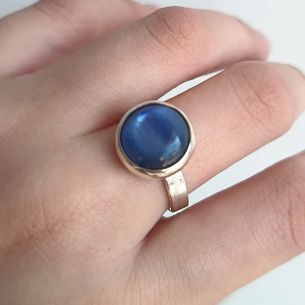 Anillo único hecho a mano de diseño minimalista con piedra natural Cianita Azul, montura en plata. Rara Avis. Agentina