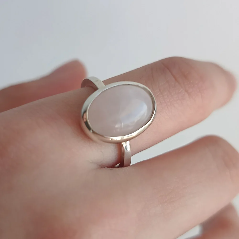 Anillo minimalista de plata con piedra natural Cuarzo Rosa suave y delicado.