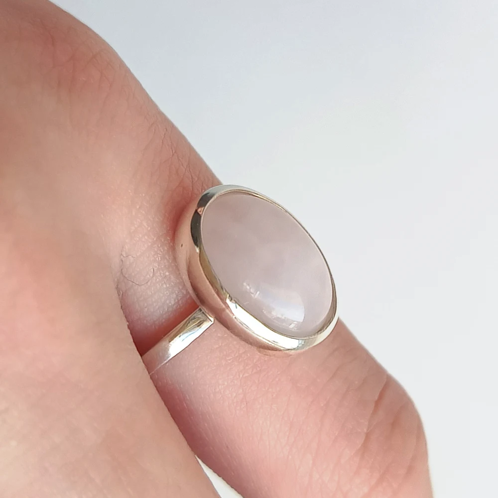 Anillo minimalista de plata con piedra natural Cuarzo Rosa suave y delicado