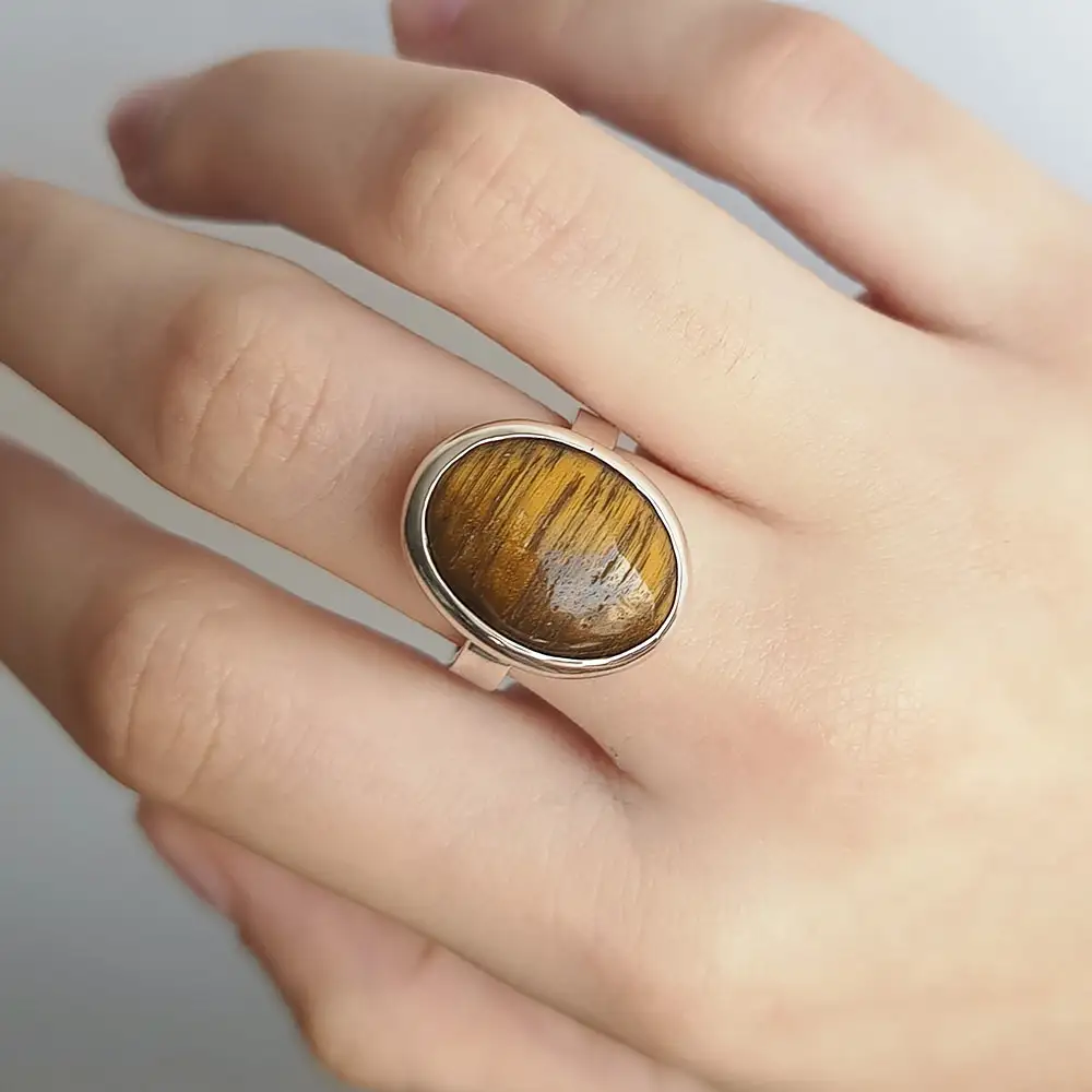 Anillo minimalista de plata con piedra natural Ojo de Tigre. Anillo minimalista en plata 925 con ojo de tigre. Elegancia sutil para uso cotidiano