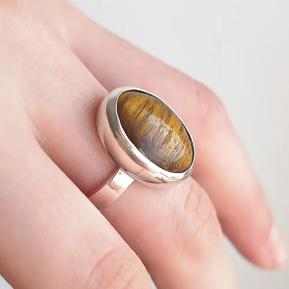Anillo minimalista de plata con piedra natural Ojo de Tigre. Anillo minimalista en plata 925 con ojo de tigre. Elegancia sutil para uso cotidiano.