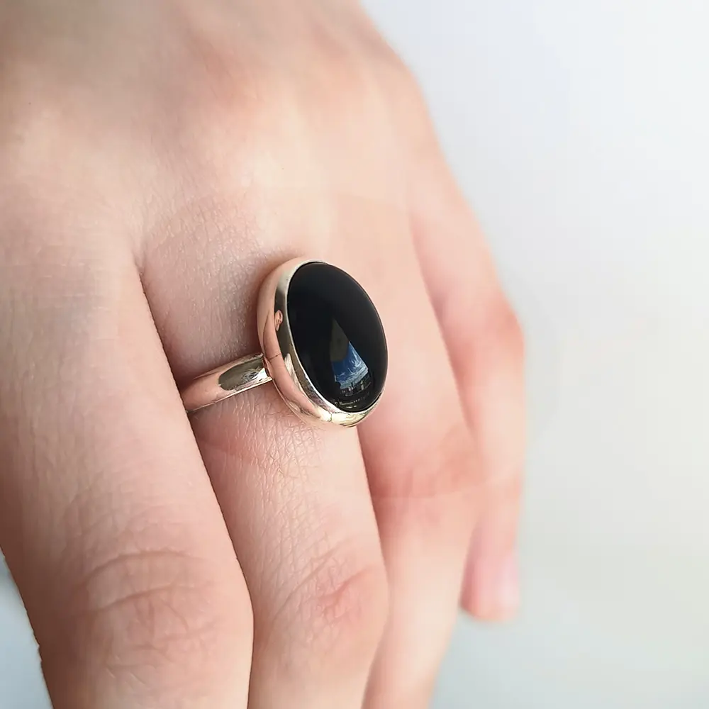 Anillo de plata minimalista con piedra natural Ónix negro Anillo de plata minimalista con piedra natural Ónix negro.