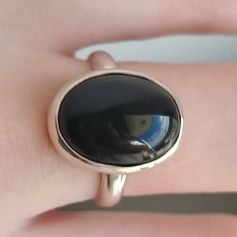 Anillo de plata minimalista con piedra natural Ónix negro Anillo de diseño minimalista con piedra natural Ónix negro y montura en plata.