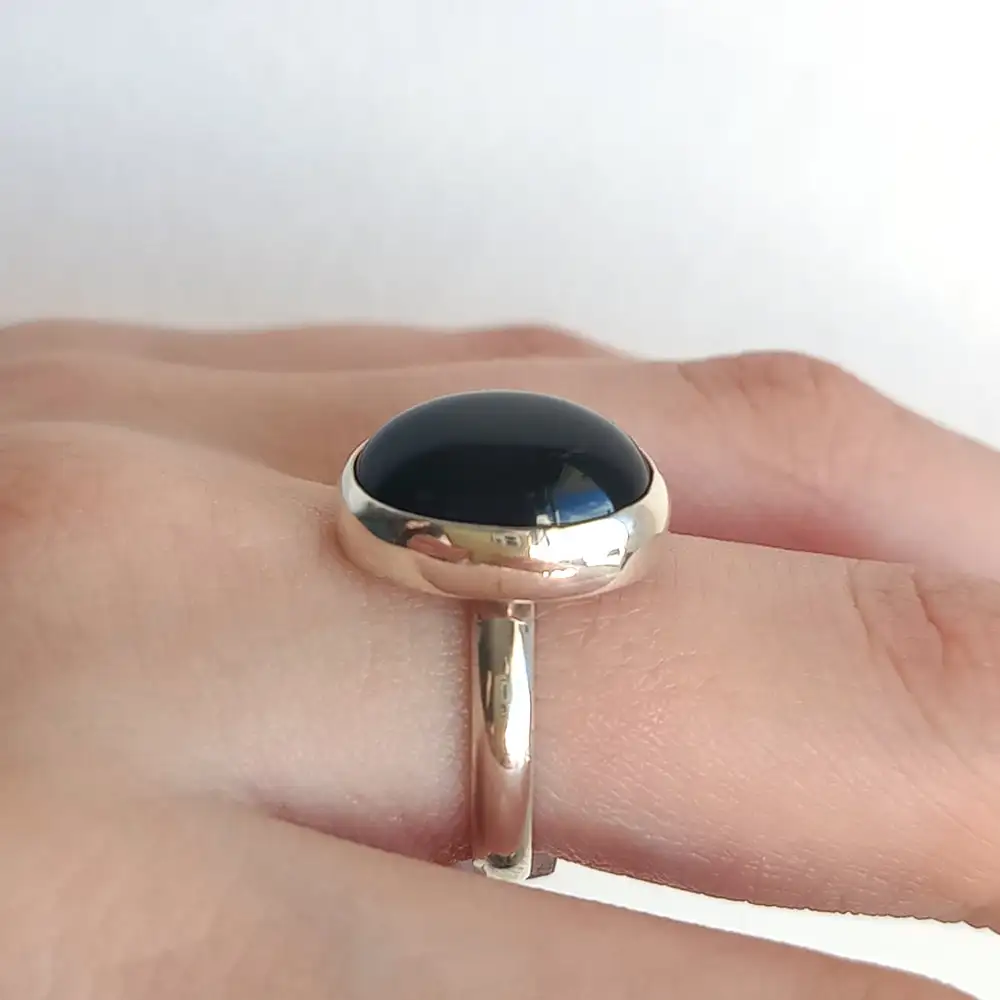 Anillo de plata minimalista con piedra natural Ónix negro Anillo de diseño minimalista con piedra natural Ónix negro y montura en plata.
