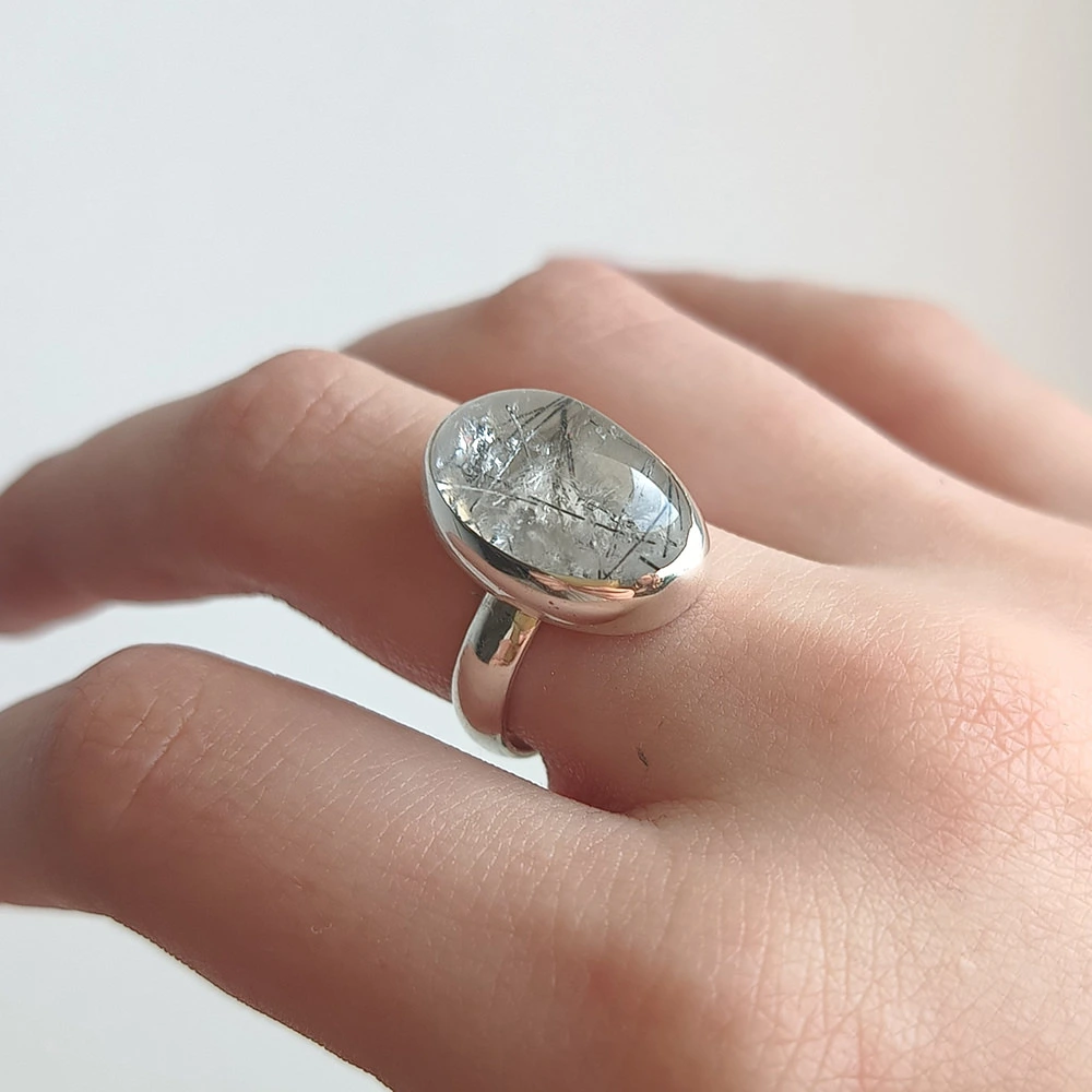 Joya de autor hecha a mano minimalista en plata con piedra natural Cuarzo Rutilado.
