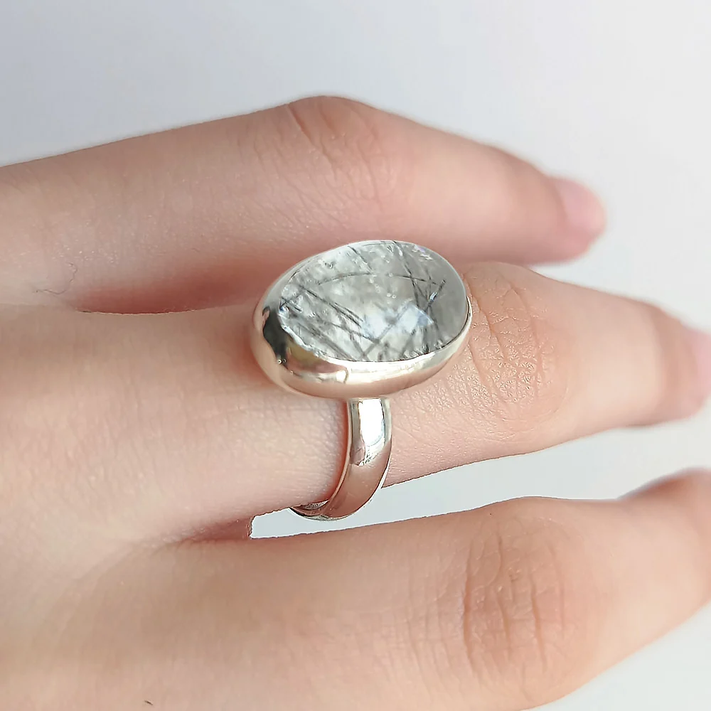 Joya de autor hecha a mano minimalista en plata con piedra natural Cuarzo Rutilado.