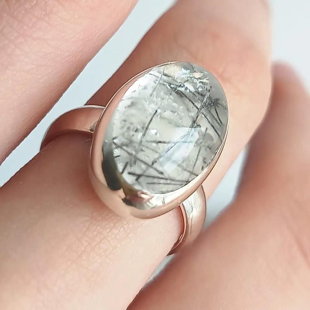 Joya de autor hecha a mano minimalista en plata con piedra natural Cuarzo Rutilado.