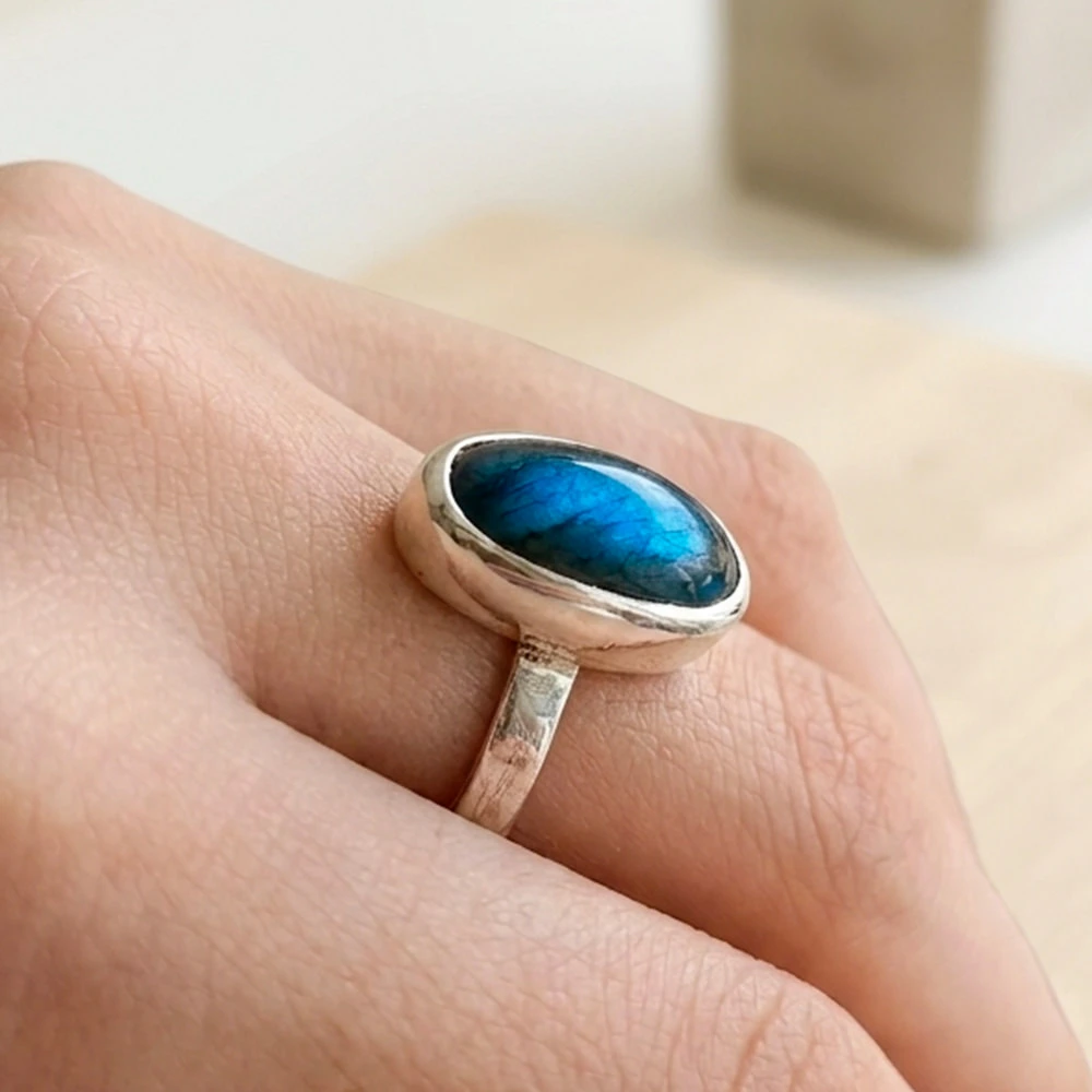 Anillo de plata minimalista con piedra natural Labradorita azul. Pieza de joyería de autor minimalista en plata con engarce de piedra natural Labradorita en mano
