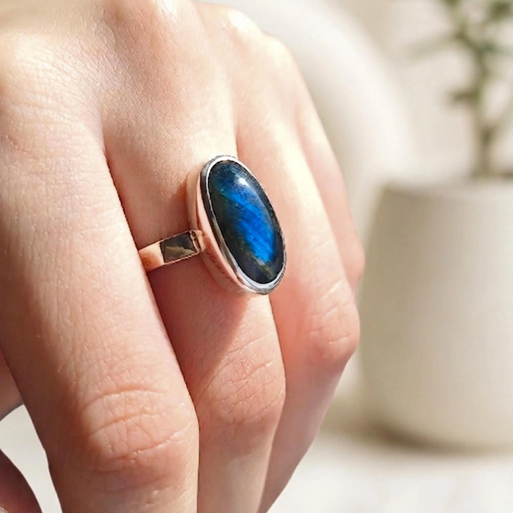 Anillo de plata minimalista con piedra natural Labradorita azul en mano Pieza de joyería de autor minimalista en plata con engarce de piedra natural Labradorita