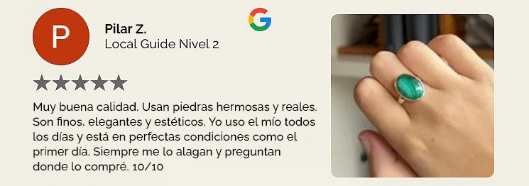 Colección Minimal | Joyas de Autor - Rara Avis Anillo de diseño minimalista con piedra natural malaquita Rara Avis en mano de cliente